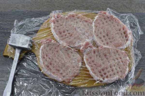 Отбивные из свинины, запечённые с грибами и помидорами