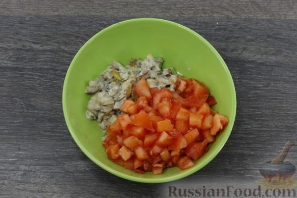 Отбивные из свинины, запечённые с грибами и помидорами