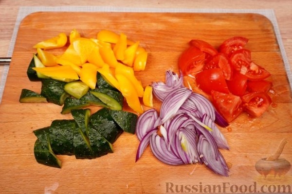 Салат с жареным тунцом, фетой, овощами и миксом зелени