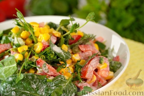 Овощной салат с брокколи и кукурузой