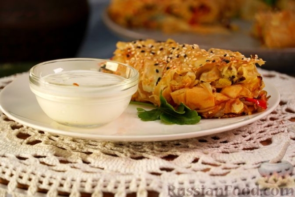 Бёрек из теста фило, с овощами и брынзой