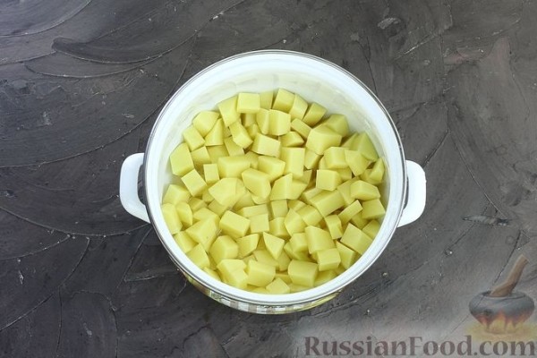 Суп с куриными фрикадельками, рисом и томатной пастой
