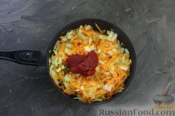 Суп с куриными фрикадельками, рисом и томатной пастой