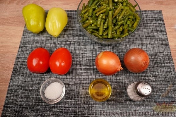 Стручковая фасоль, тушенная с помидорами и перцем