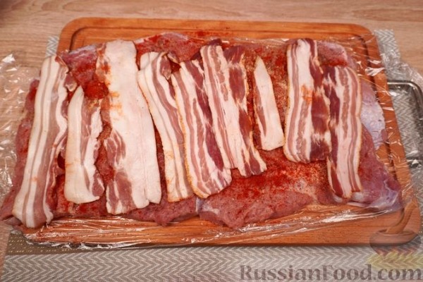 Рулет из телятины с печенью и беконом