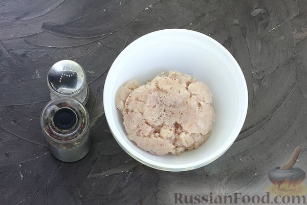 Суп с куриными фрикадельками, рисом и томатной пастой