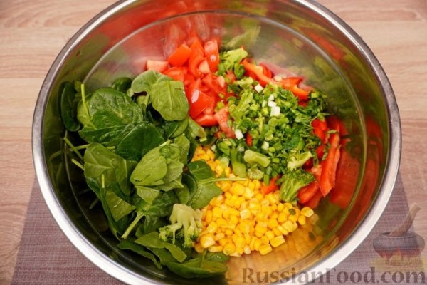 Овощной салат с брокколи и кукурузой