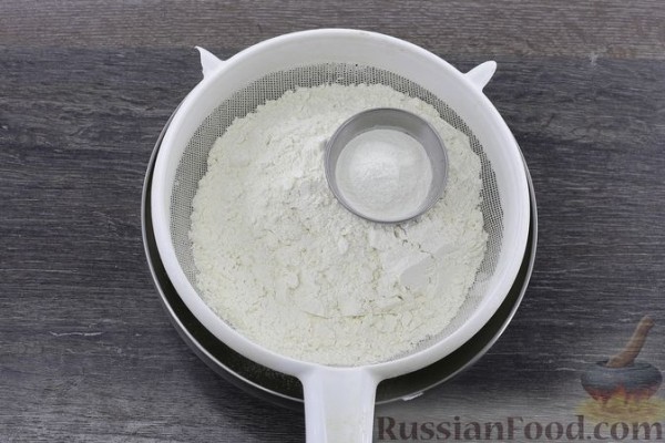 Орехово-сухофруктовый бисквитный торт со сметанным и сырным кремом