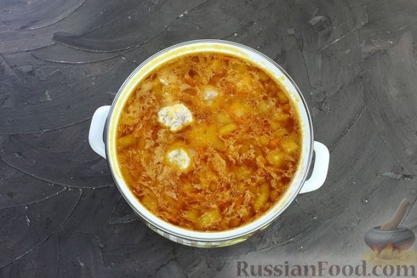 Суп с куриными фрикадельками, рисом и томатной пастой