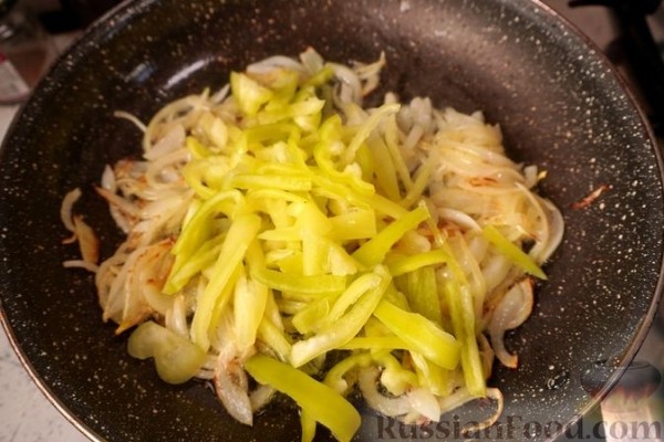 Стручковая фасоль, тушенная с помидорами и перцем