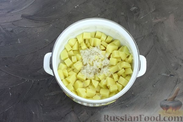 Суп с куриными фрикадельками, рисом и томатной пастой