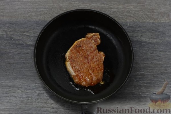 Отбивные из свинины, запечённые с грибами и помидорами