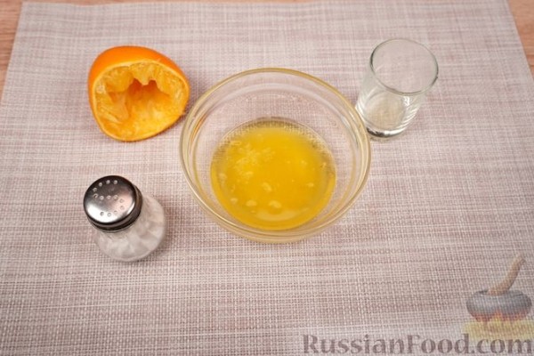 Салат с жареным тунцом, фетой, овощами и миксом зелени