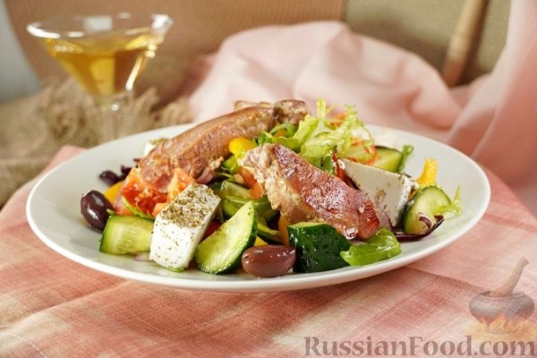 Салат с жареным тунцом, фетой, овощами и миксом зелени