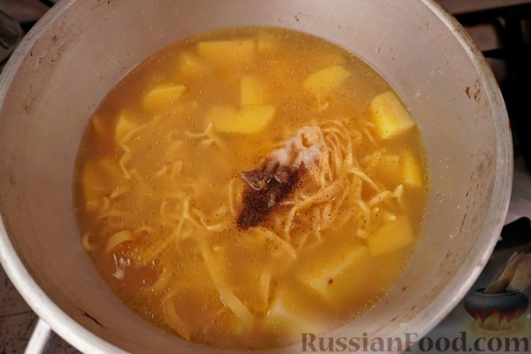 Суп с говядиной, домашней лапшой и томатно-луковой зажаркой