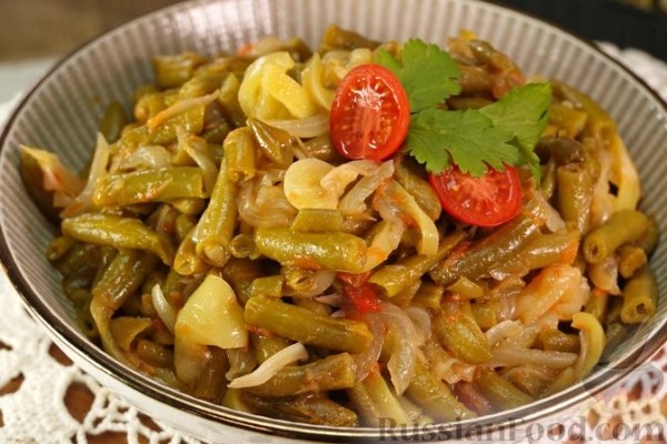 Стручковая фасоль, тушенная с помидорами и перцем