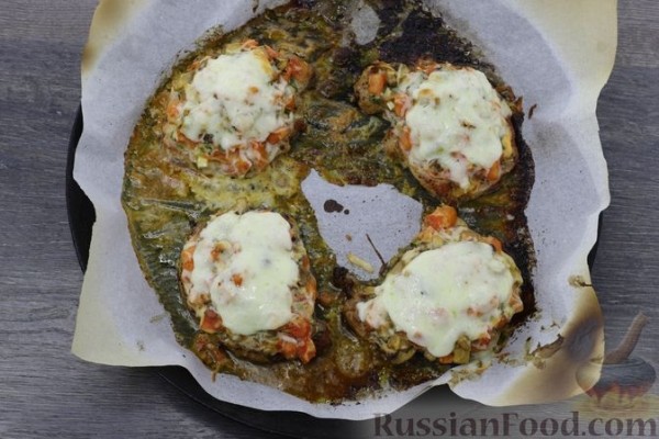 Отбивные из свинины, запечённые с грибами и помидорами