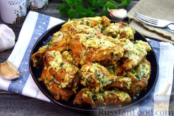 Запечённые куриные крылышки с сыром и чесноком
