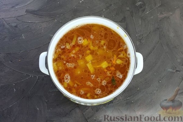 Суп с куриными фрикадельками, рисом и томатной пастой
