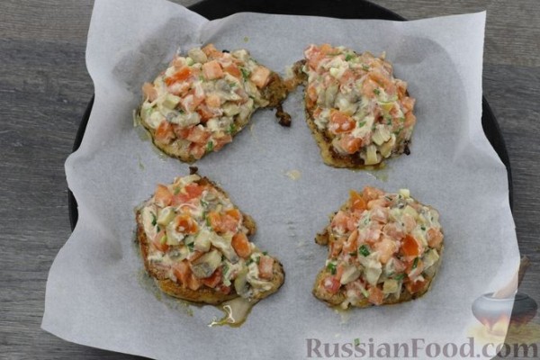 Отбивные из свинины, запечённые с грибами и помидорами