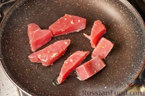 Салат с жареным тунцом, фетой, овощами и миксом зелени
