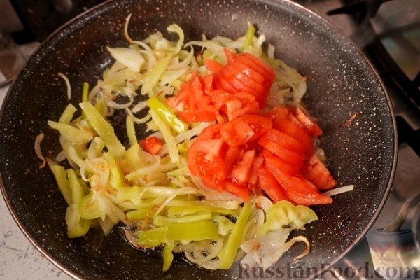 Стручковая фасоль, тушенная с помидорами и перцем