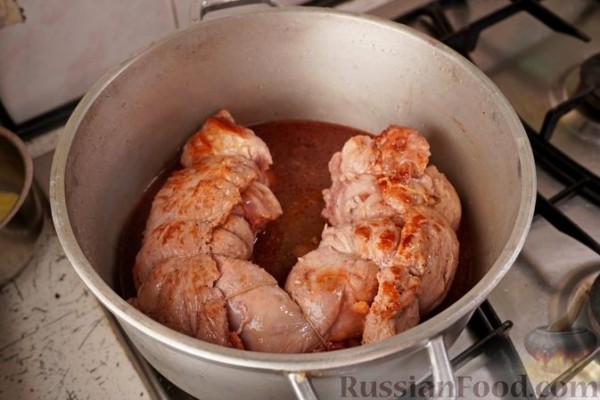 Рулет из телятины с печенью и беконом