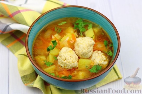 Суп с куриными фрикадельками, рисом и томатной пастой