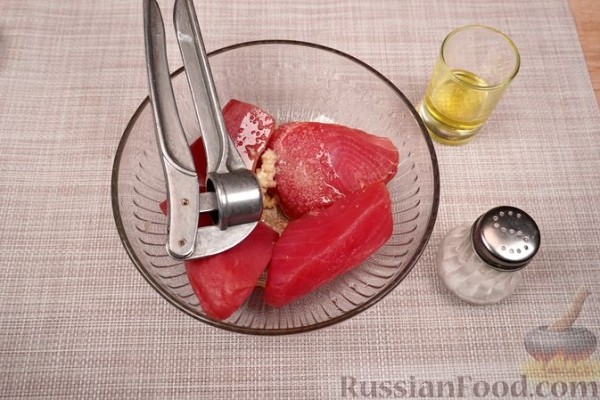 Салат с жареным тунцом, фетой, овощами и миксом зелени