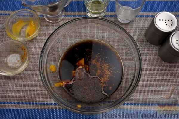 Салат с копчёной красной рыбой, огурцом и маслинами