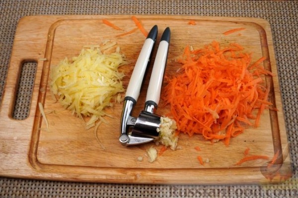 Котлеты из куриного фарша с овощами, в томатном соусе