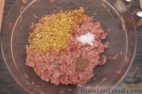 Террин из кролика, свинины и говядины, с беконом и фисташками