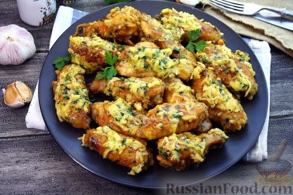 Запечённые куриные крылышки с сыром и чесноком