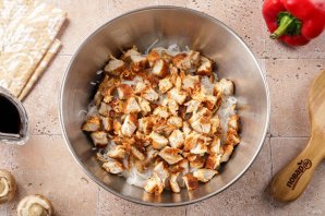 Фунчоза с курицей и шампиньонами