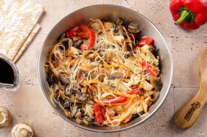 Фунчоза с курицей и шампиньонами