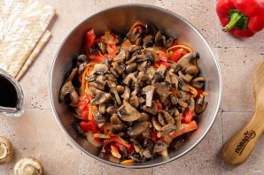 Фунчоза с курицей и шампиньонами