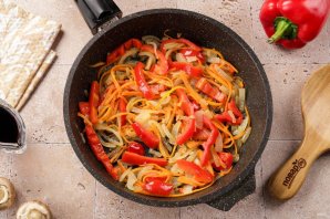 Фунчоза с курицей и шампиньонами