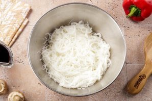 Фунчоза с курицей и шампиньонами