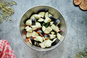Овощное рагу с брокколи и баклажанами