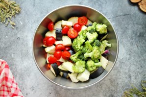 Овощное рагу с брокколи и баклажанами