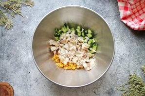 Салат с треской и кукурузой