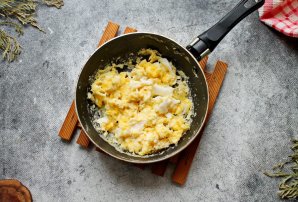 Салат с треской и кукурузой