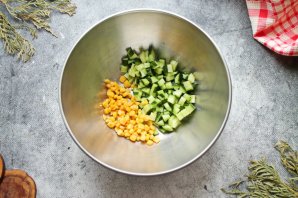Салат с треской и кукурузой
