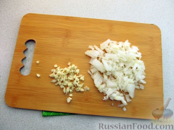 Куриные голени, тушенные с овощами, в сливочном соусе