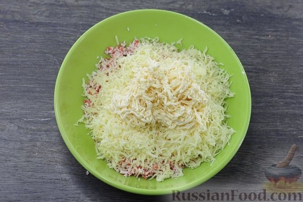 Бутерброды с крабовыми палочками, сыром и ананасами