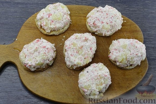 Бутерброды с крабовыми палочками, сыром и ананасами
