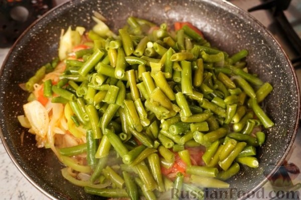 Стручковая фасоль, тушенная с помидорами и перцем