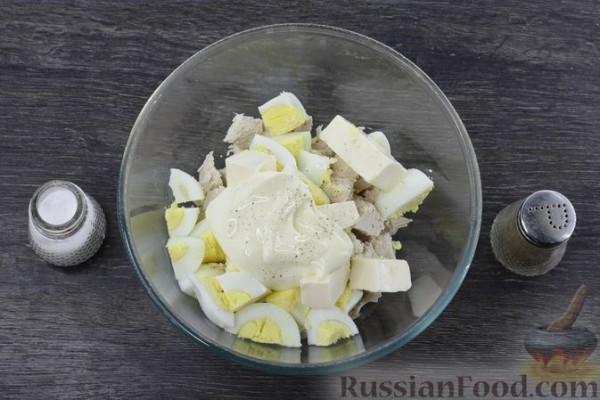 Закуска из ветчины с плавленым сыром и курицей