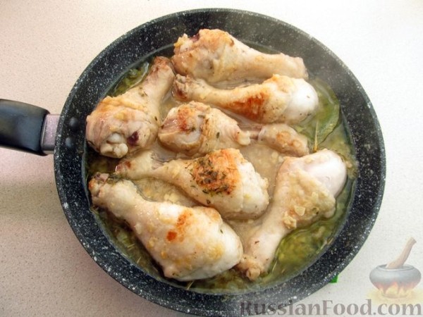Куриные голени, тушенные с овощами, в сливочном соусе