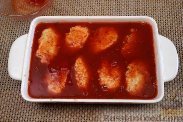 Котлеты из куриного фарша с овощами, в томатном соусе